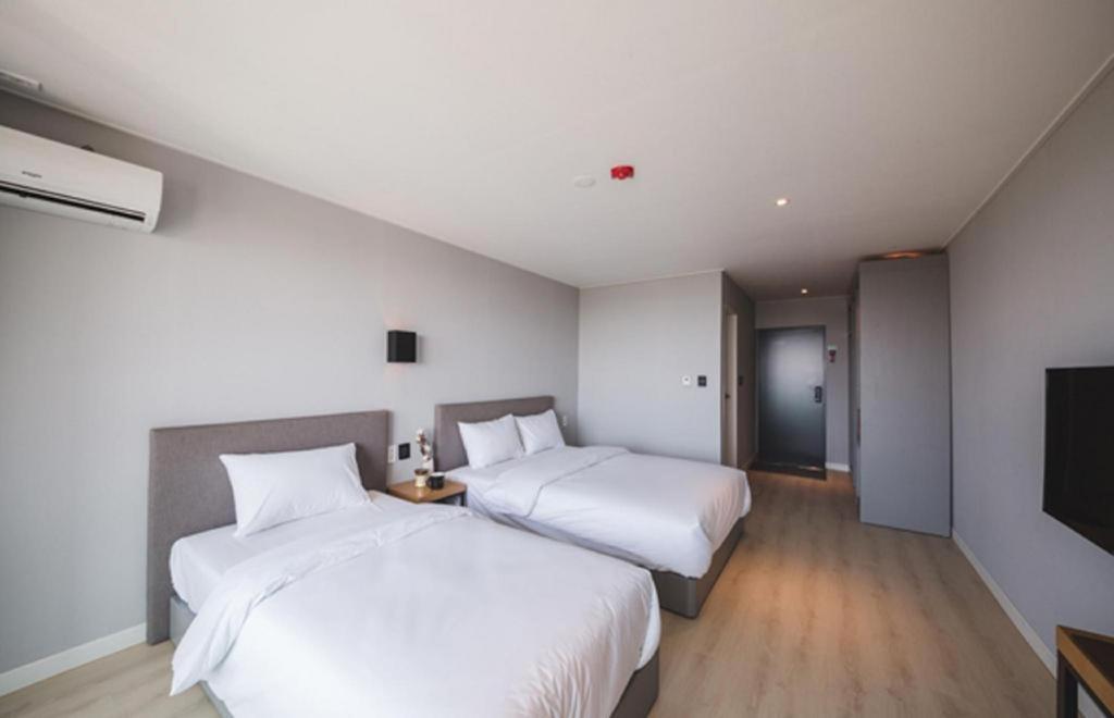Sallys Jeju Hotel Esterno foto